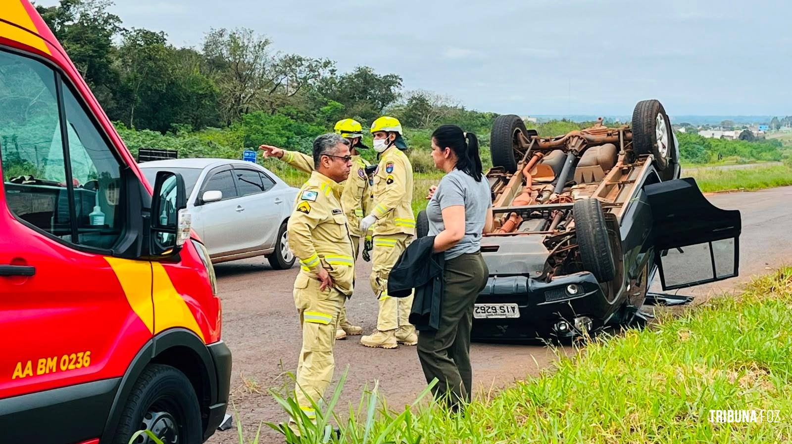 Condutora fica ferida após ser fechada por outro veículo e capotar na Perimetral Leste
