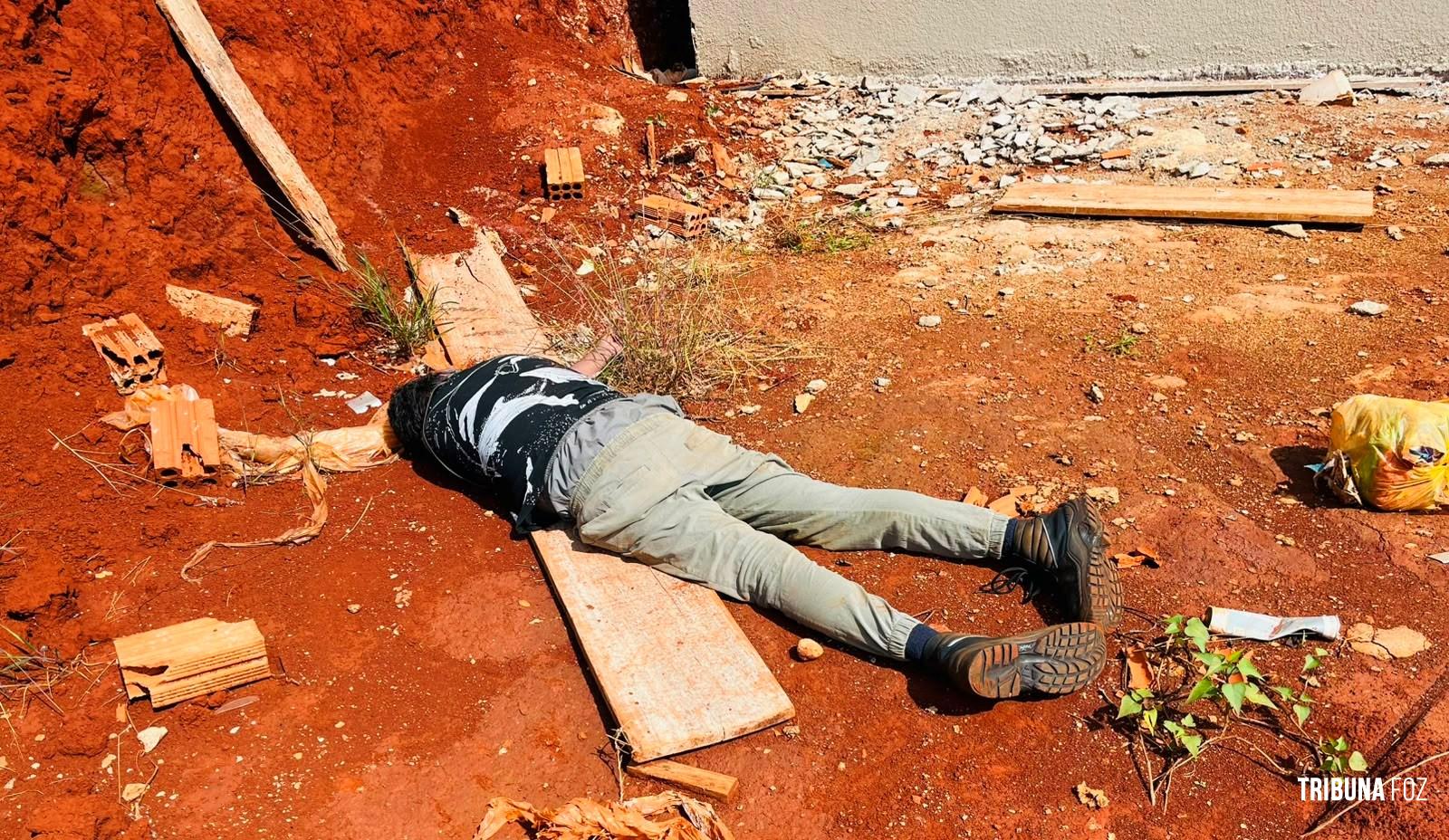 Homem é encontrado morto em terreno baldio ao lado de uma obra em construção em Foz do Iguaçu