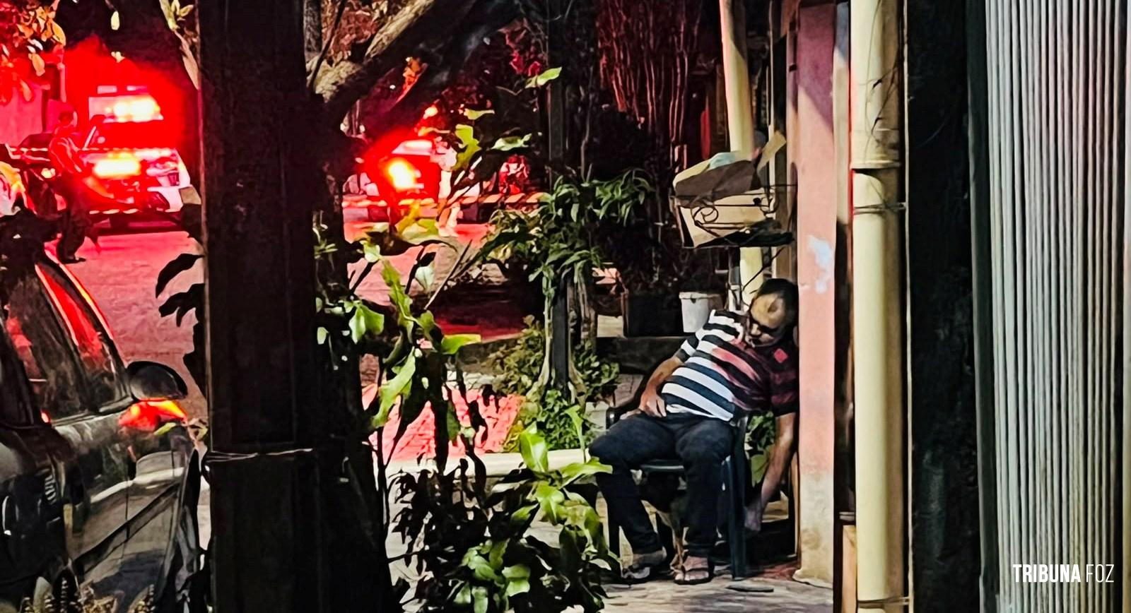 Homem é morto a tiros enquanto estava sentado em frente à residência no Bairro Três Lagoas