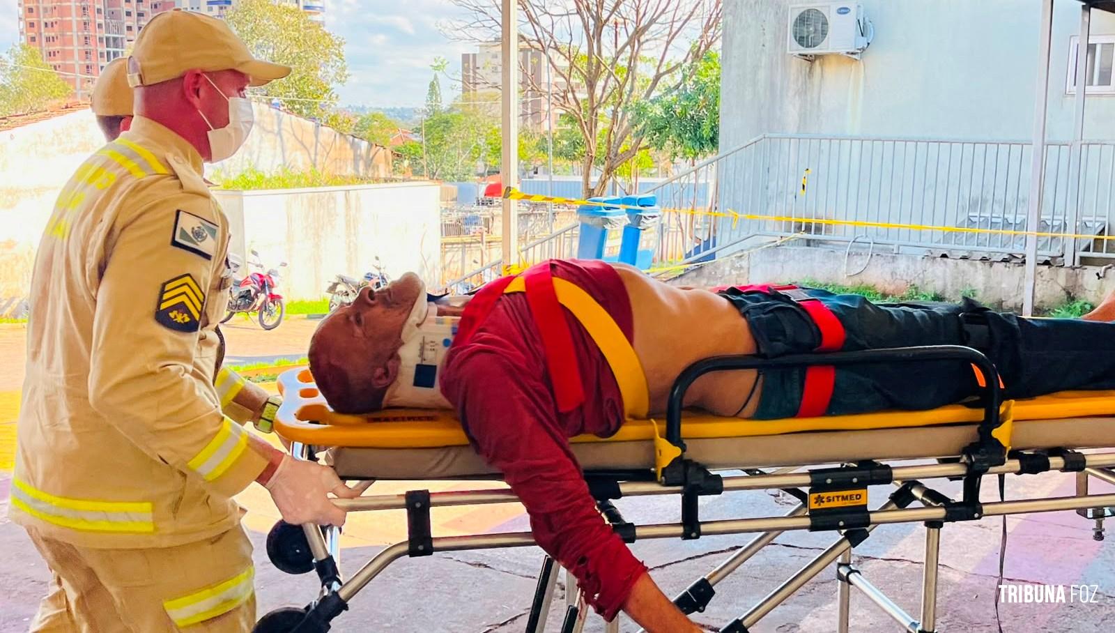 Idoso é atropelado por veículo de turismo e sofre traumatismo craniano em Foz do Iguaçu