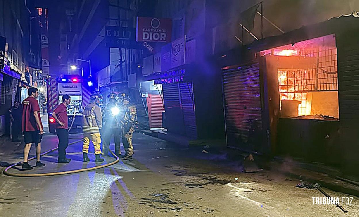 Lojinha pega fogo e é consumida pelo fogo no centro de Ciudad Del Este