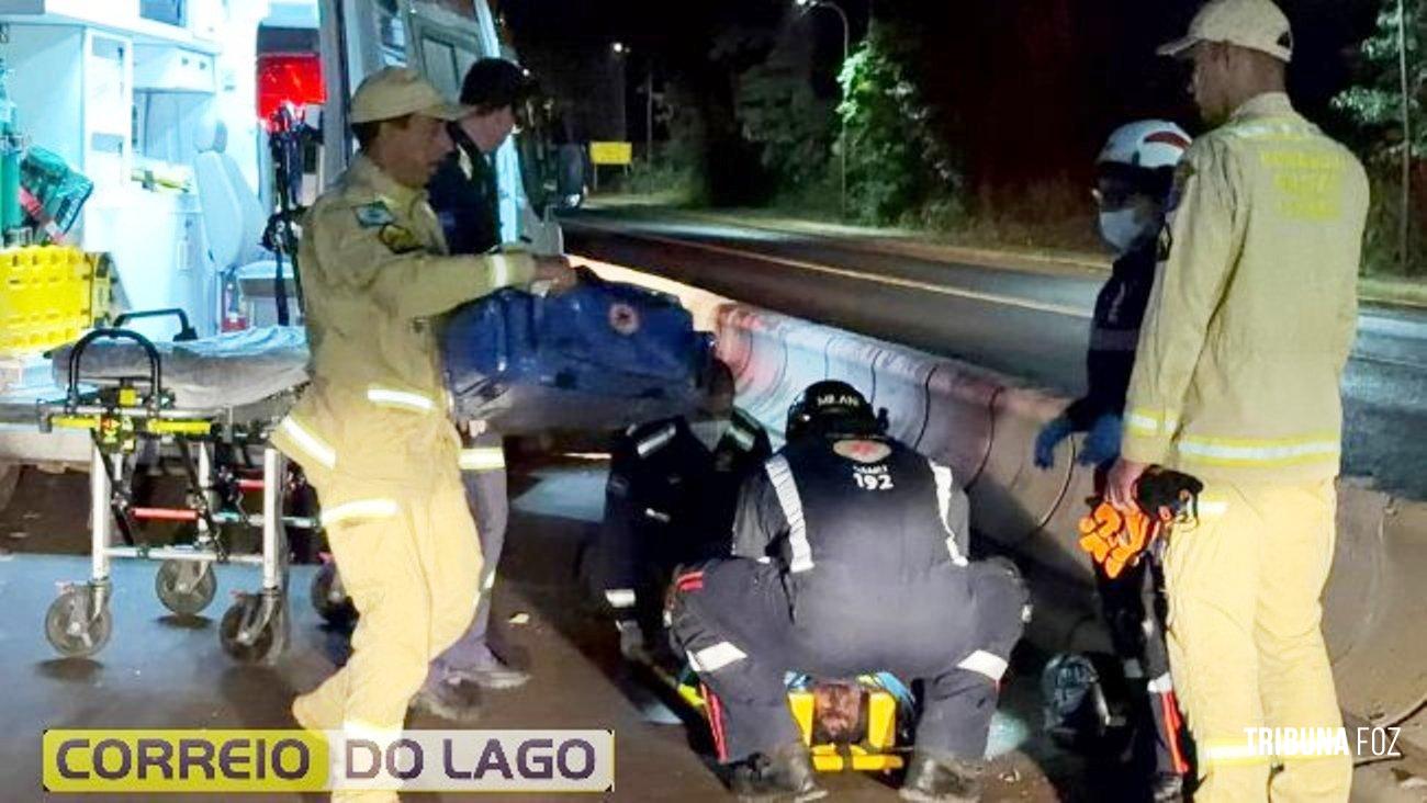 Motocicleta com dois ocupantes cai após desviar de Fiat Strada em Santa Helena