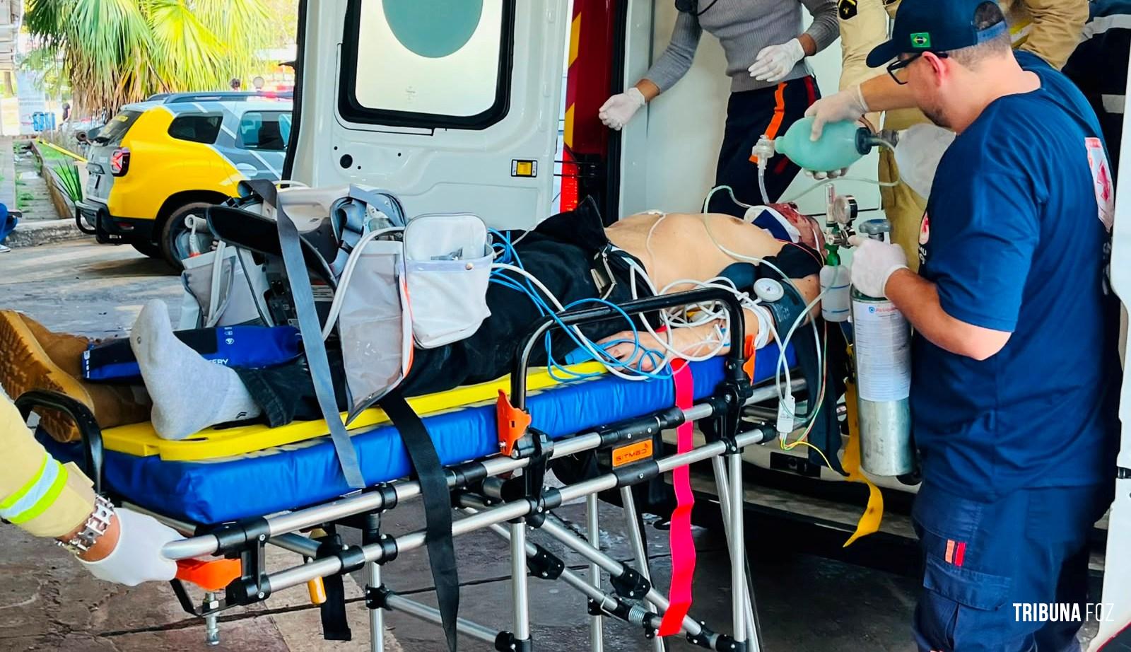 Motociclista de 23 anos é arremessado contra muro após colisão e fica em estado gravíssimo 