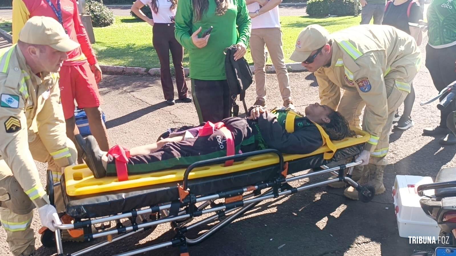 Motociclista é socorrida pelo Siate após colisão defronte ao Hotel Mabu