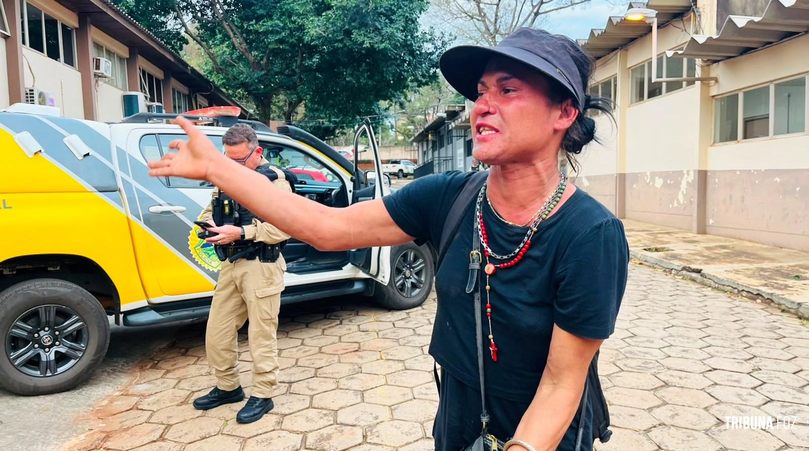 Passageira morde motorista, saca faca e causa confusão dentro de ônibus do transporte coletivo em Foz do Iguaçu