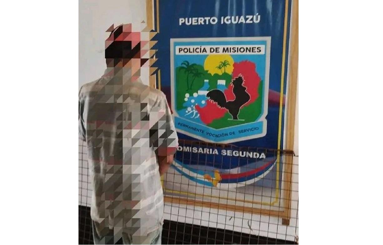 Um vizinho flagra homem carregando um portão de metal, avisou a polícia que prendeu o gatuno em Puerto Iguazu na Argentina