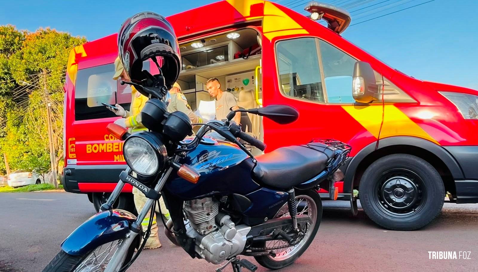 Van escolar atinge motocicleta durante manobra de ré no Bairro Campos do Iguaçu