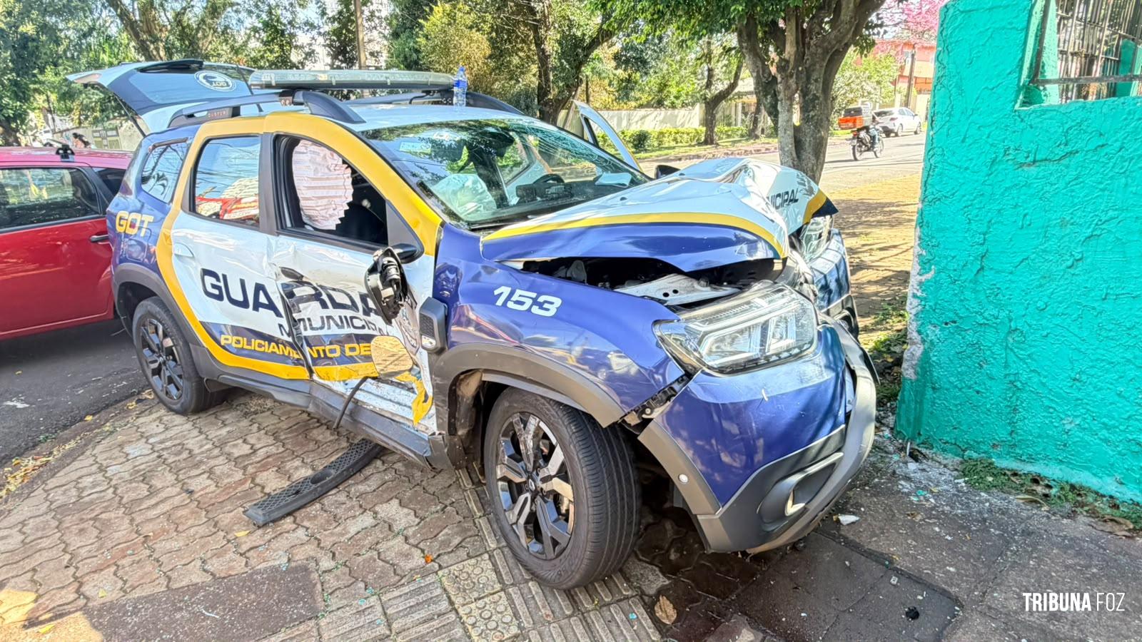 Viatura da Guarda Municipal provoca acidente de trânsito durante perseguição a moto no centro de Foz do Iguaçu