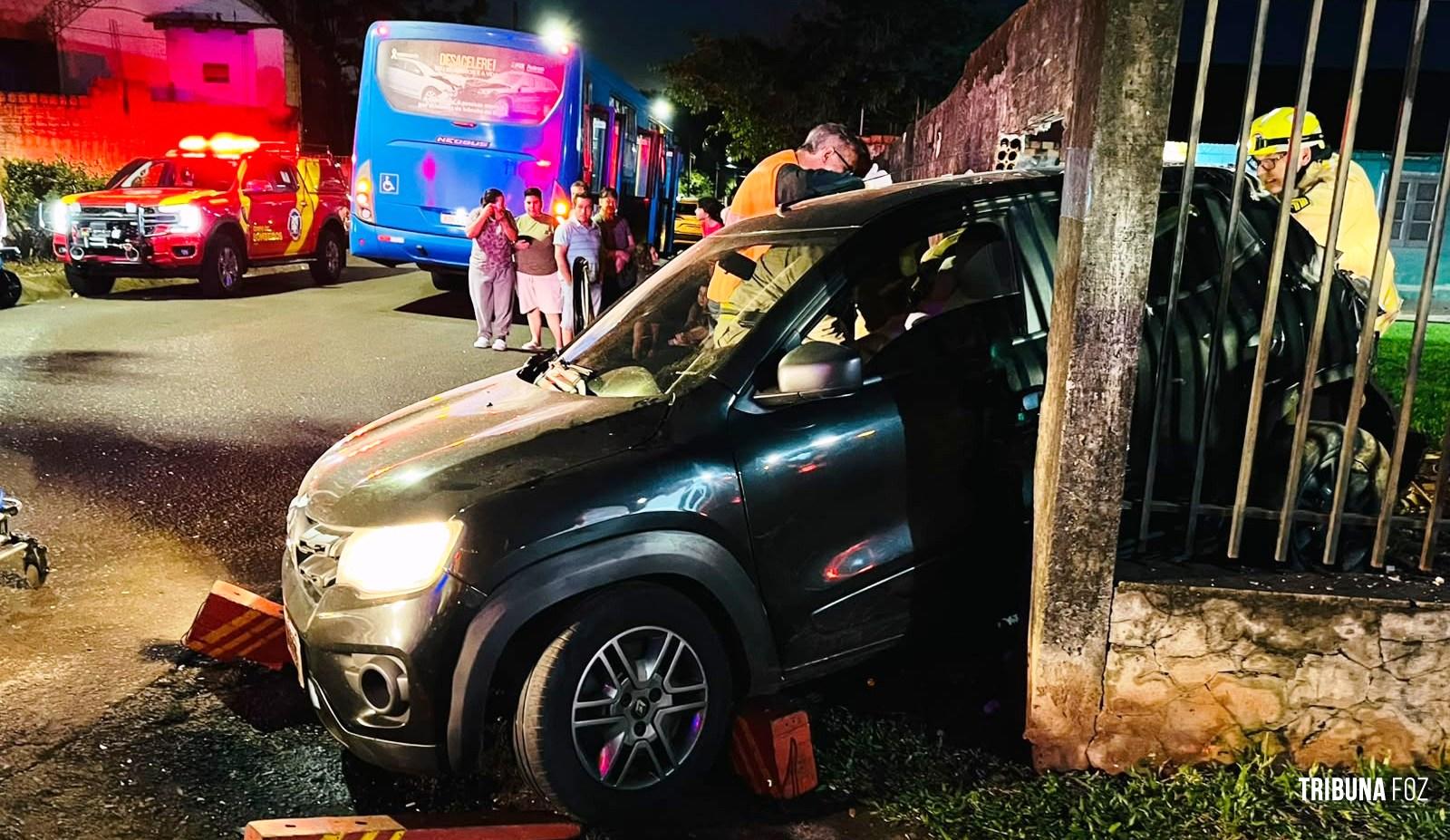 Acidente entre carro e ônibus termina com colisão contra muro de residência na Vila C 