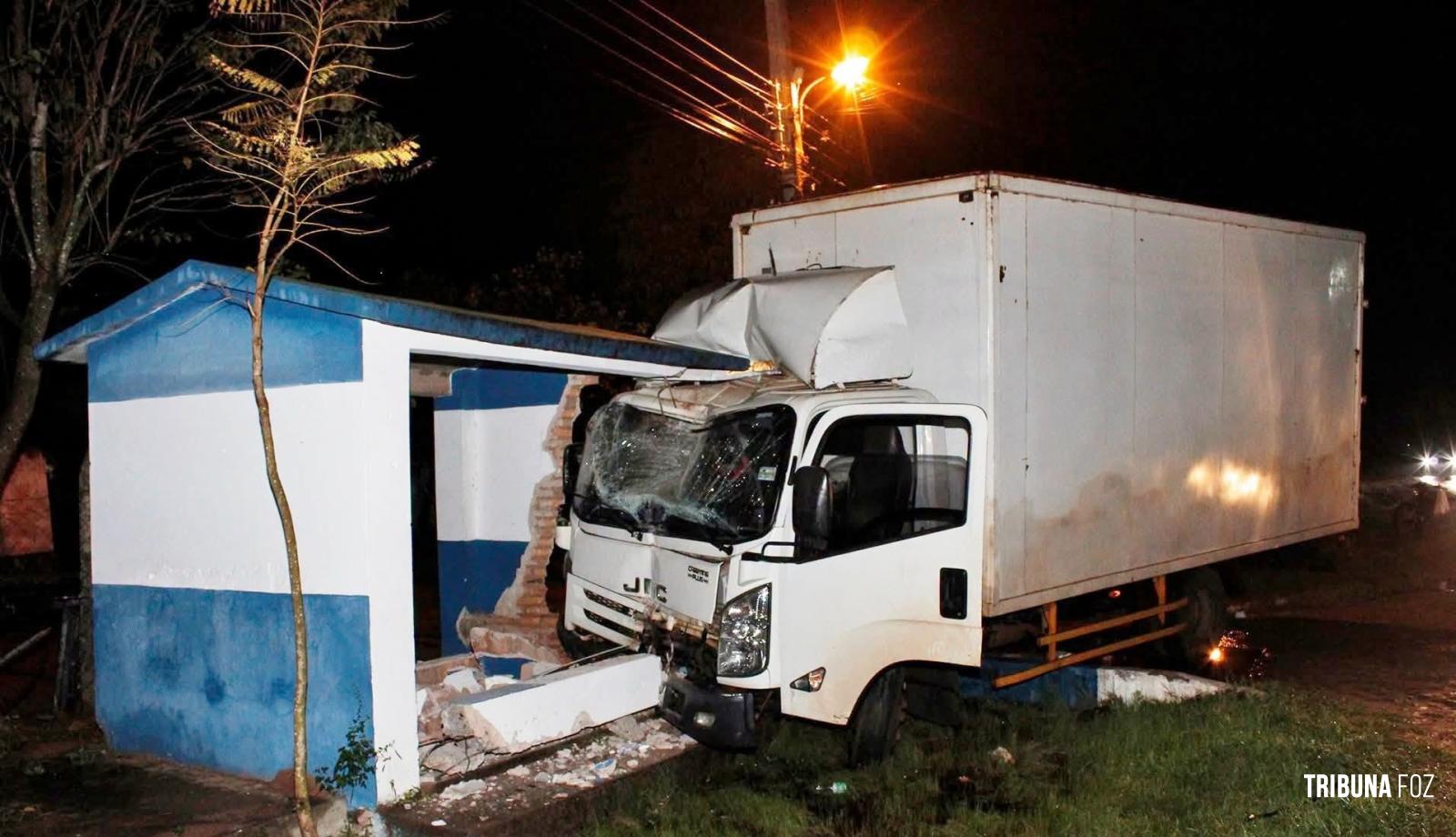 Caminhão perde o controle e colide com ponto de ônibus no Paraguai