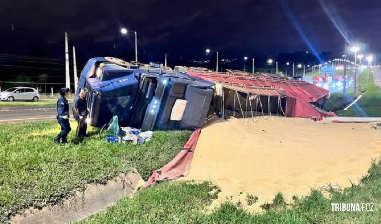 Caminhão tomba ao tentar escapar de outro veículo na Rodovia PY-02 em Ciudad Del Este