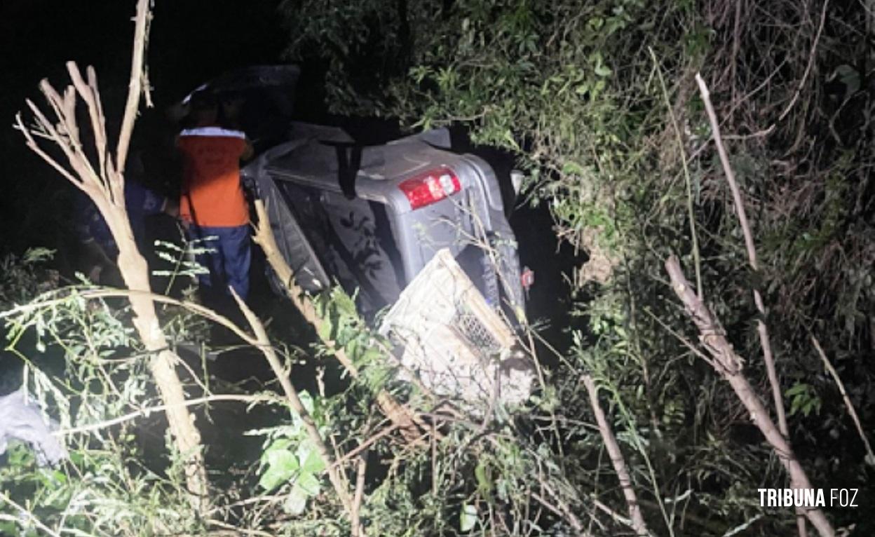 Caminhonete com família a bordo bate contra caminhão na PR-497 em Missal