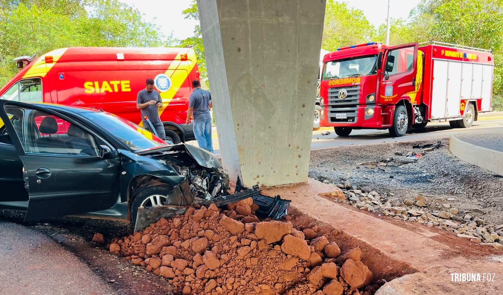 Carro bate em caminhão e colide contra pilar da trincheira em construção defronte ao Wonder Park Foz na Av. das Cataratas
