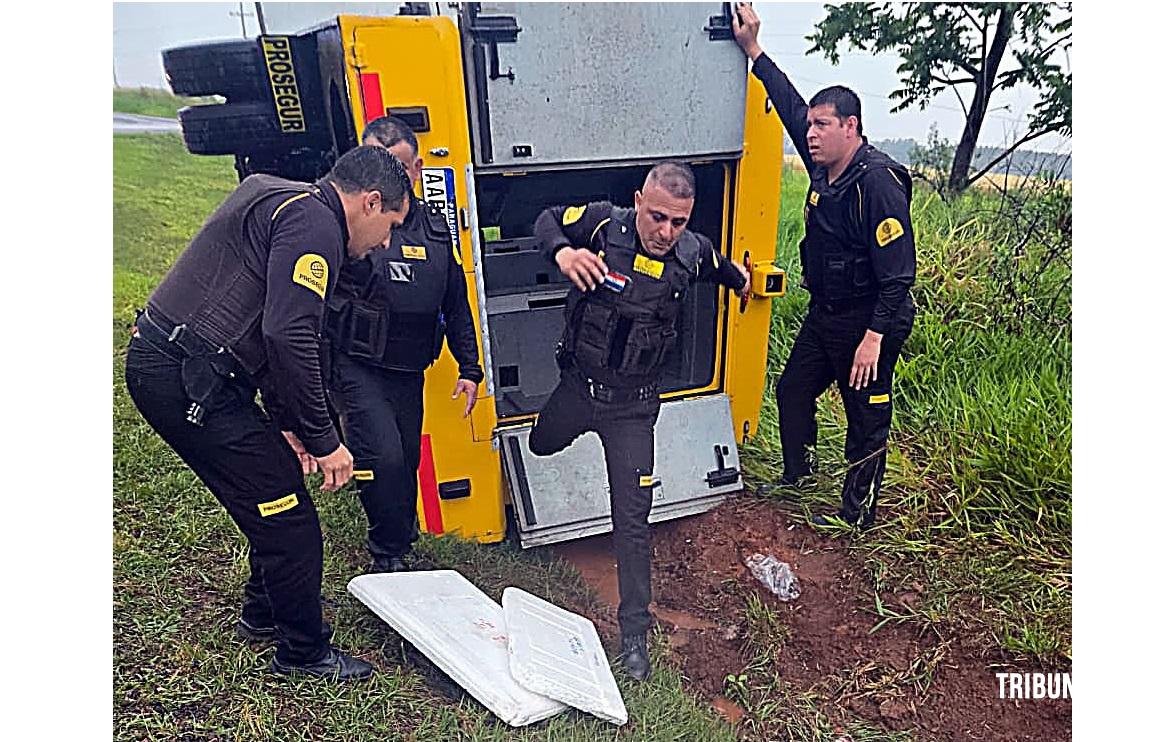 Carro-Forte carregado com tirzepatida tomba na Rodovia PY-02 após frear em pista molhada no Paraguai