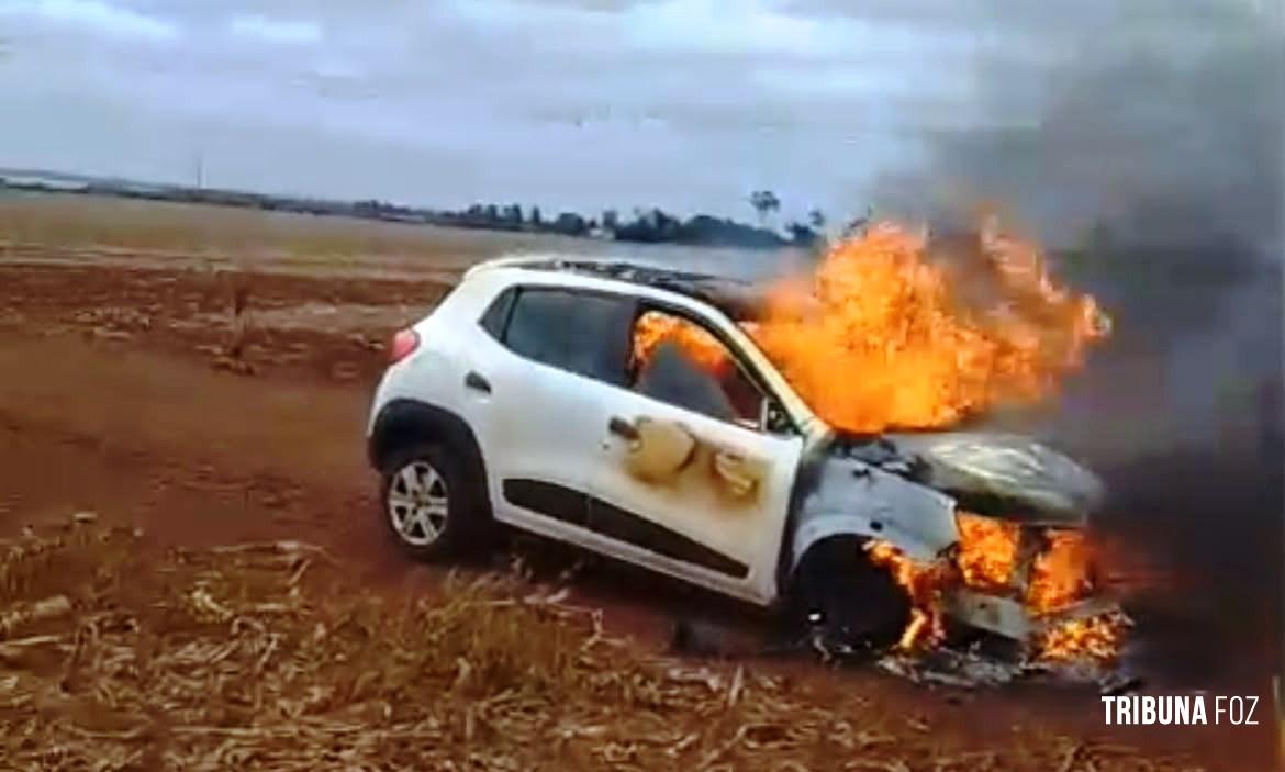 Carro pega fogo do nada e fica completamente destruído em área rural entre Foz do Iguaçu e Santa Terezinha de Itaipu