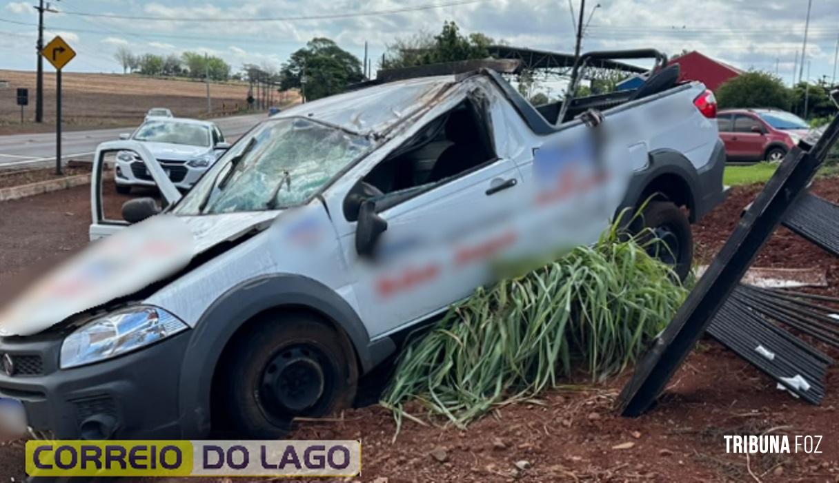Fiat Strada sai da pista, atravessa ciclovia e capota na PR-495 em Missal