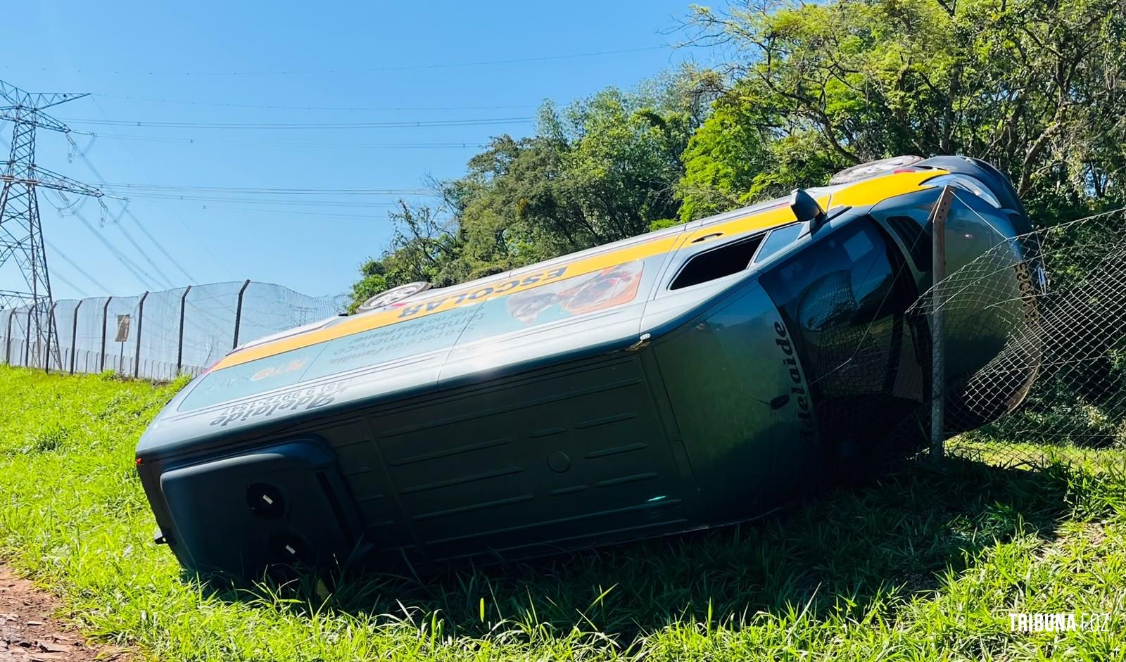 Homem furta van escolar, tenta fugir e acaba preso após veículo tombar em Foz do Iguaçu