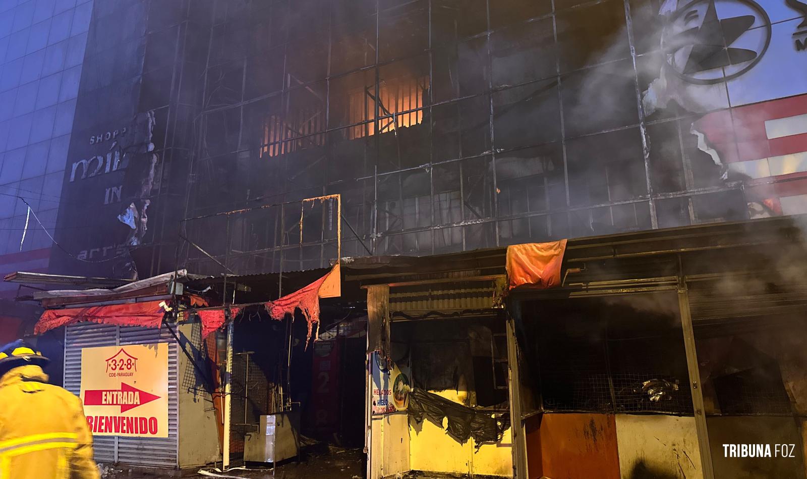Incêndio de grandes proporções é registrado em Shopping no centro de Ciudad Del Este