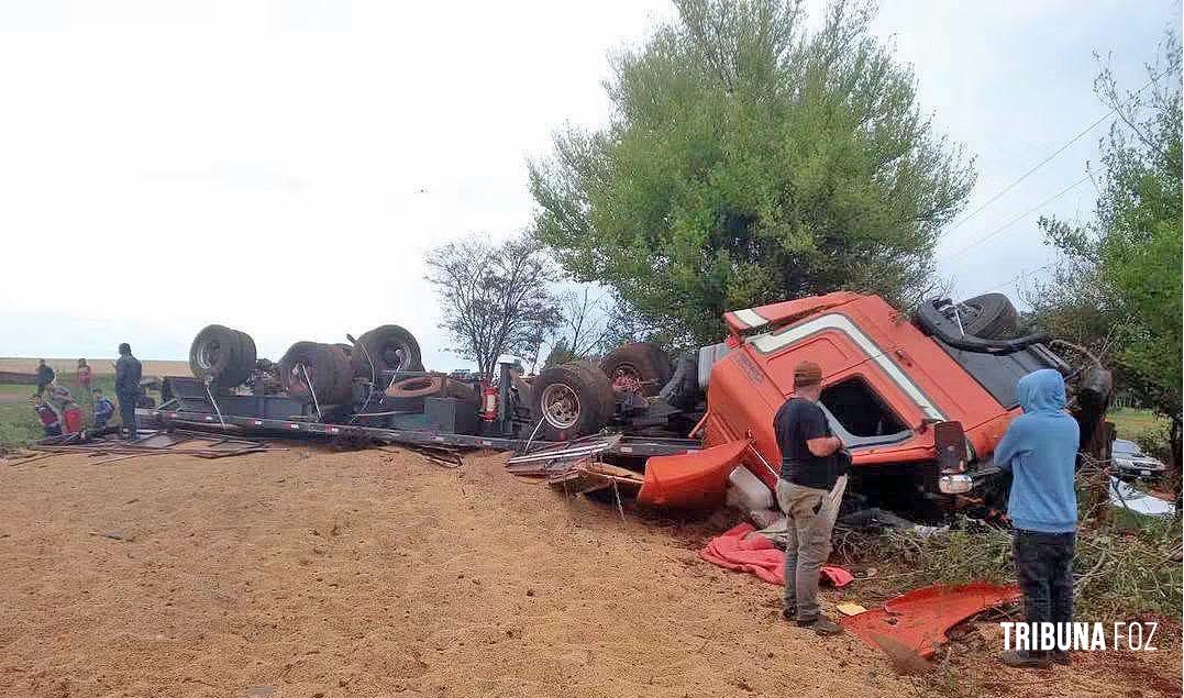 Motorista brasileiro de caminhão morre após sofrer ataque cardíaco e capotar o veículo na Rodovia PY-07 em Los Cedrales no Paraguai