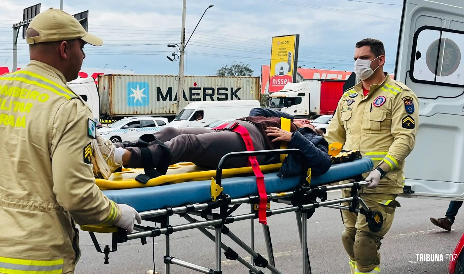 Mulher é atropelada por motocicleta e é socorrida pelo Siate na Vila Portes em Foz do Iguaçu