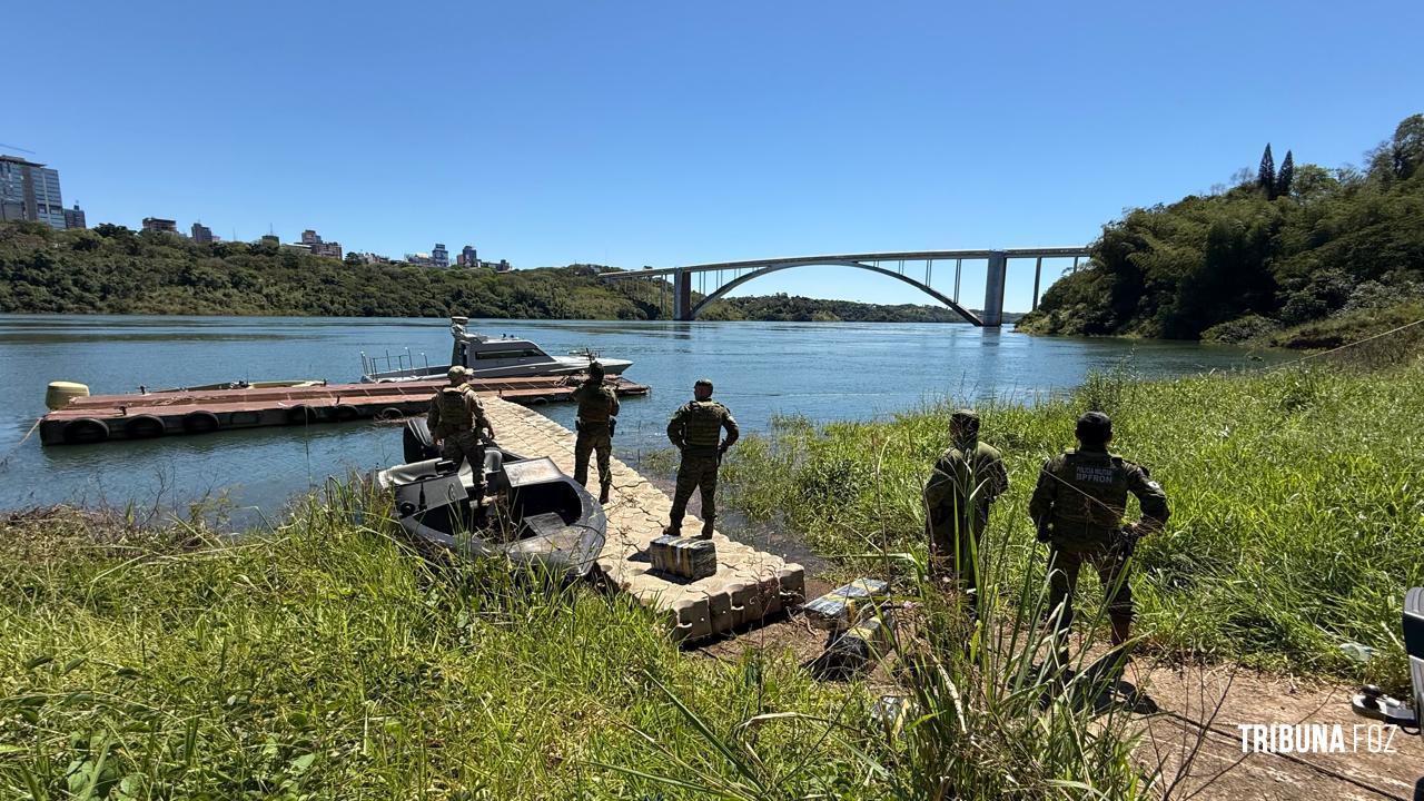 PF e PM apreendem 506,3 Kg de maconha no Rio Paraná em Foz do Iguaçu