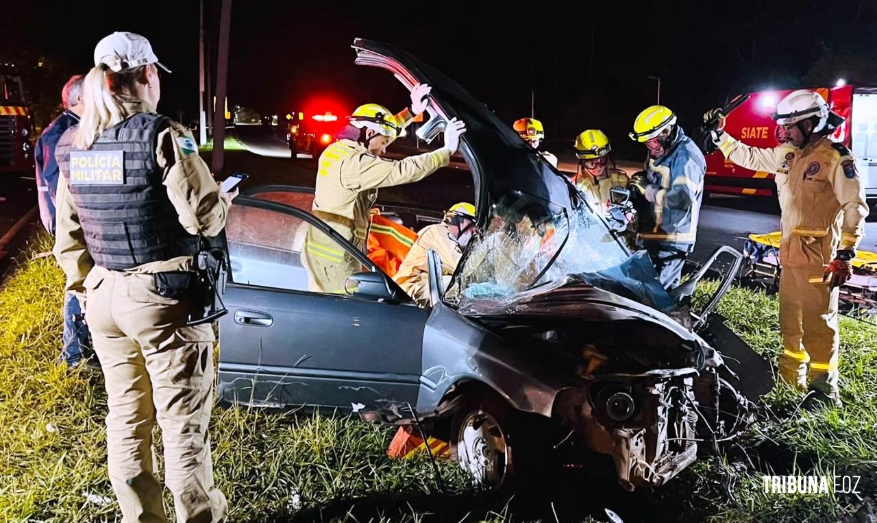 Resgate dramático: Carro bate em poste na Av. Tancredo Neves e deixa dois homens feridos