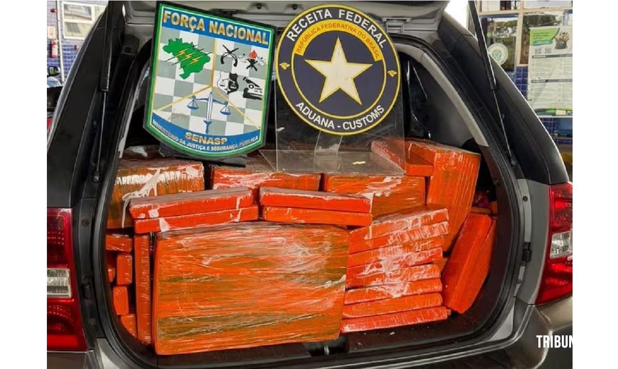 Veiculo paraguaio é aprendido com 300 Kg de maconha na Ponte da Amizade