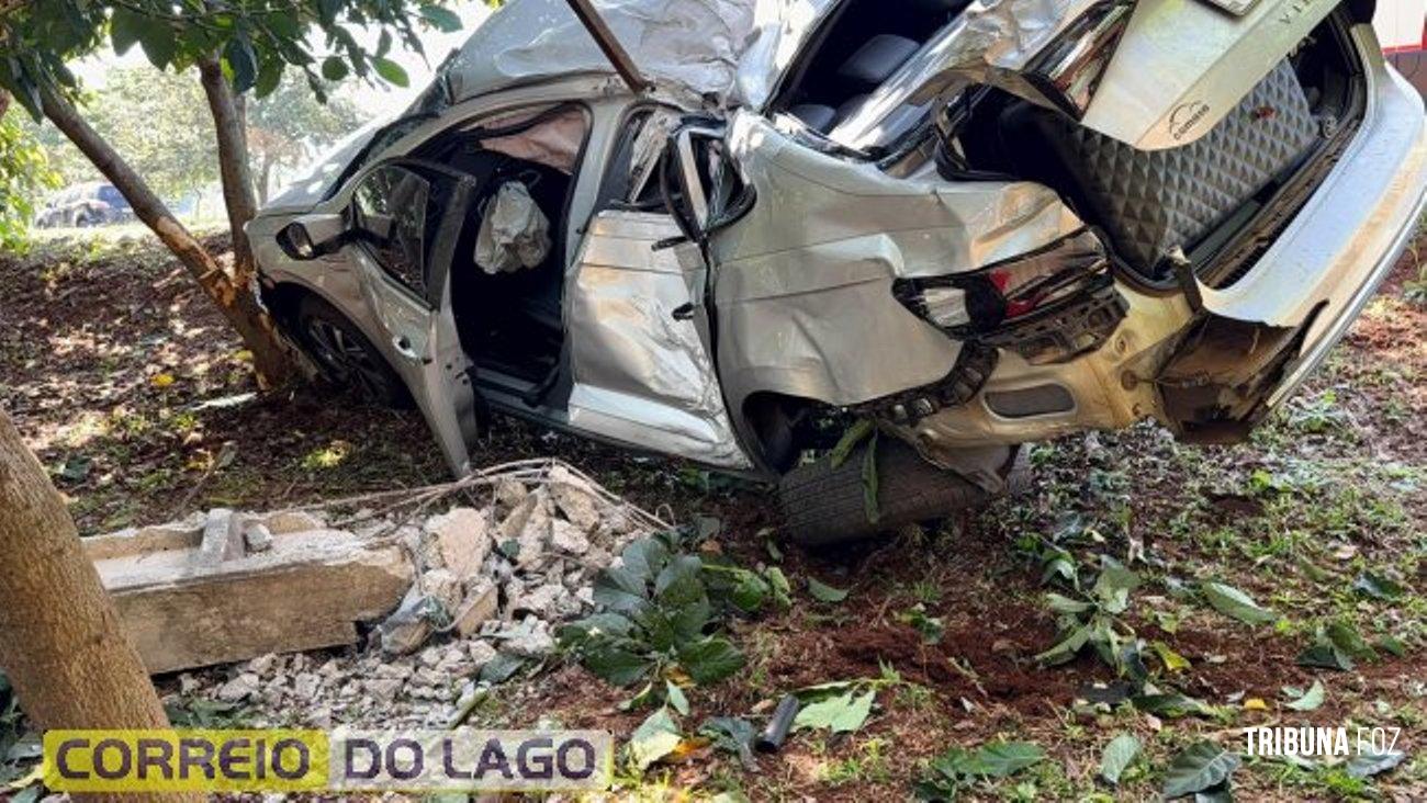 Veículo sai da pista, bate contra poste e condutor fica ferido, na entrada do distrito de Sub-Sede em Santa Helena