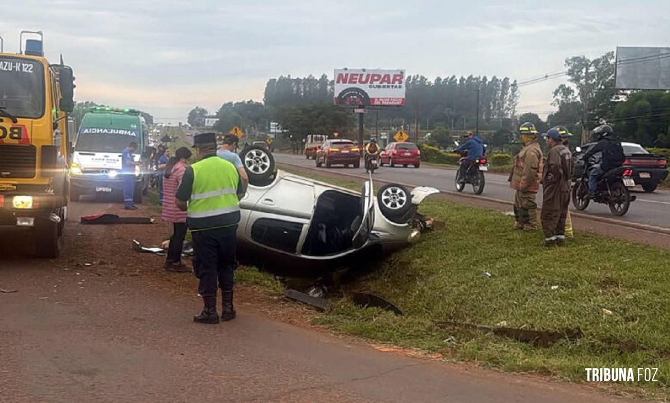 Automóvel capota após colisão lateral com um caminhão na Rodovia PY02, em Minga Guazú no Paraguai