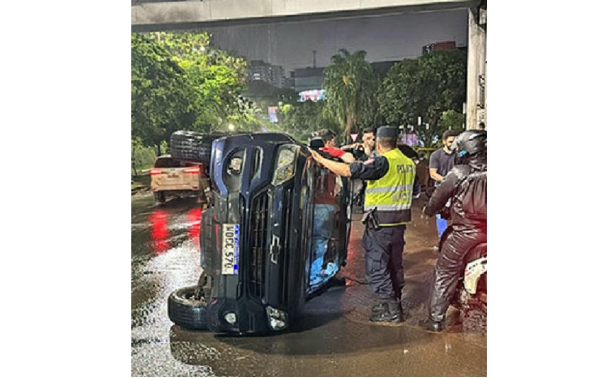 Brasileiro capota caminhonete após colisão em Ciudad Del Este no Paraguai
