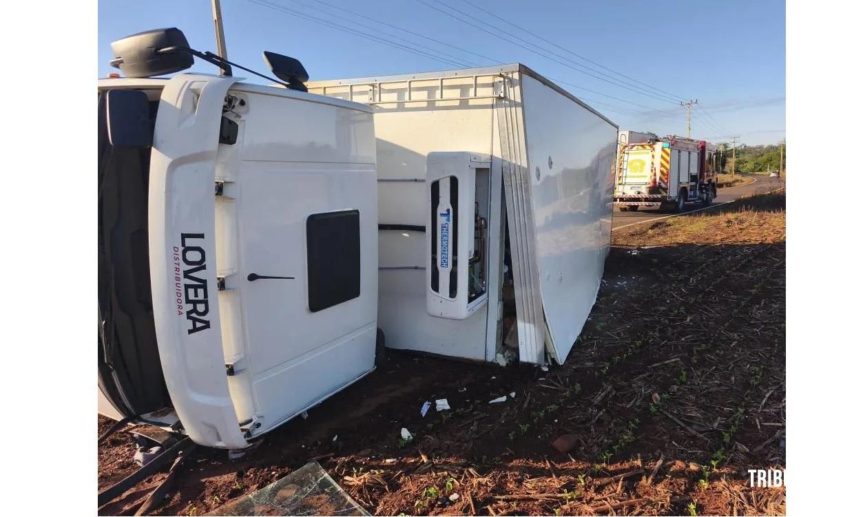 Caminhão carregado com frios tomba e deixa homem em rodovia municipal em Marechal Cândido Rondon