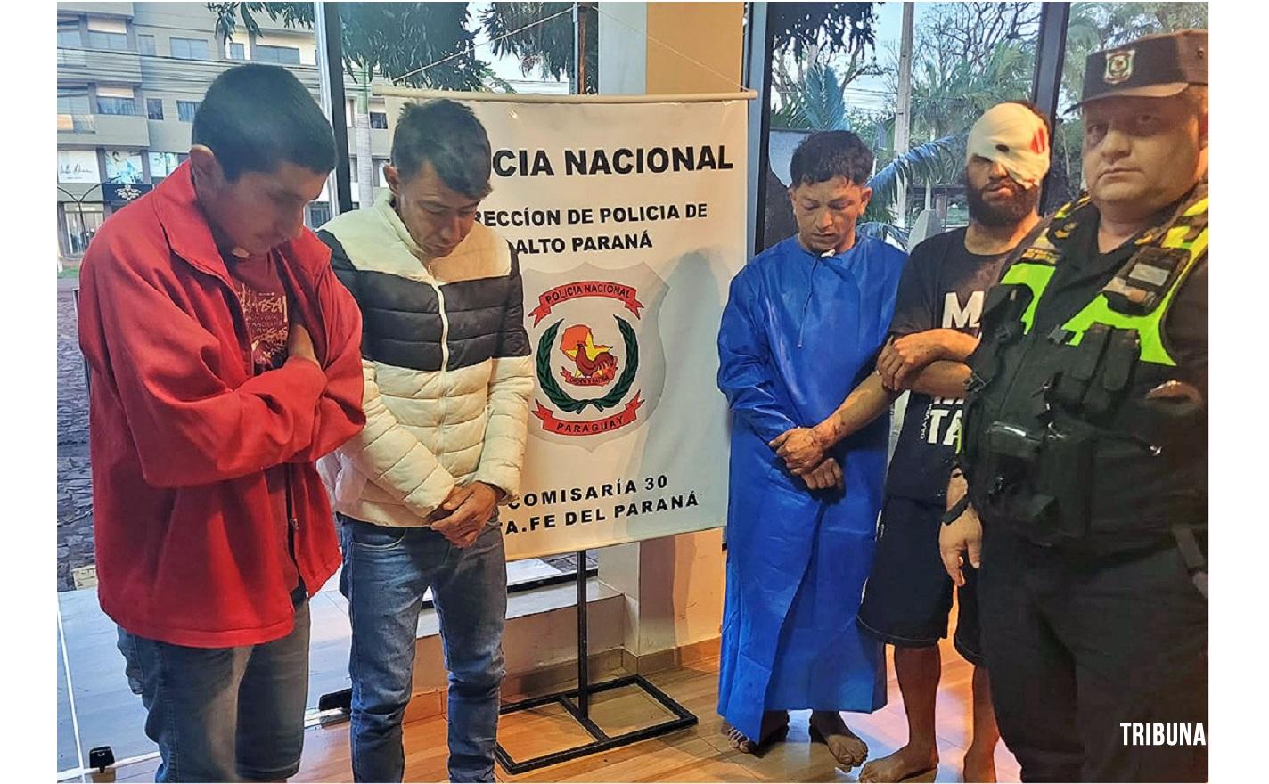 Caminhonete capota com cinco ocupantes após fugir da polícia no Paraguai; Um dos presos era foragido da Justiça