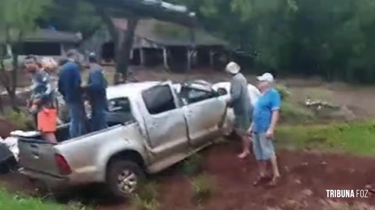 Caminhonete capota várias vezes na PR-495 e deixa cinco pessoas feridas em Missal