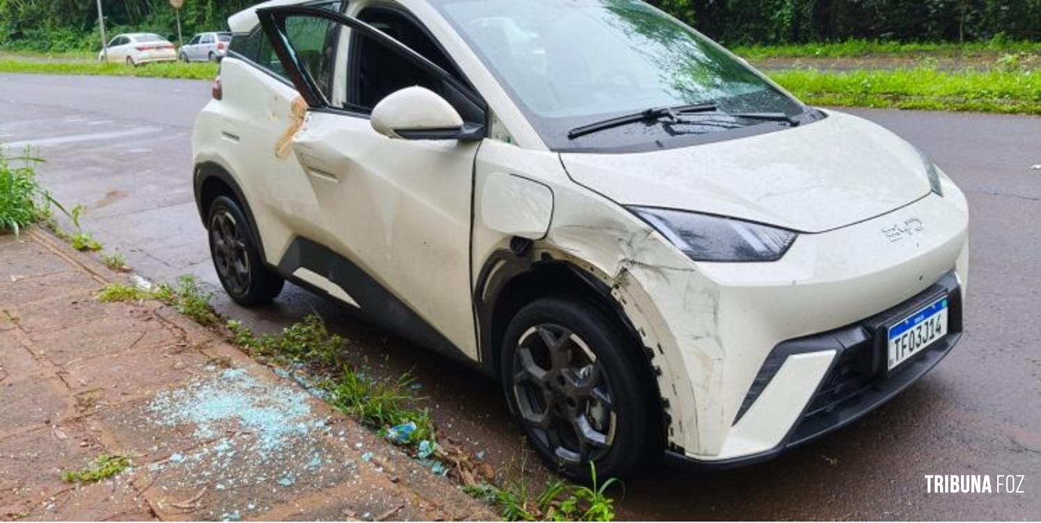 Carro elétrico BYD é encontrado abandonado, com portas retorcidas e vidros estilhaçados em Foz do Iguaçu