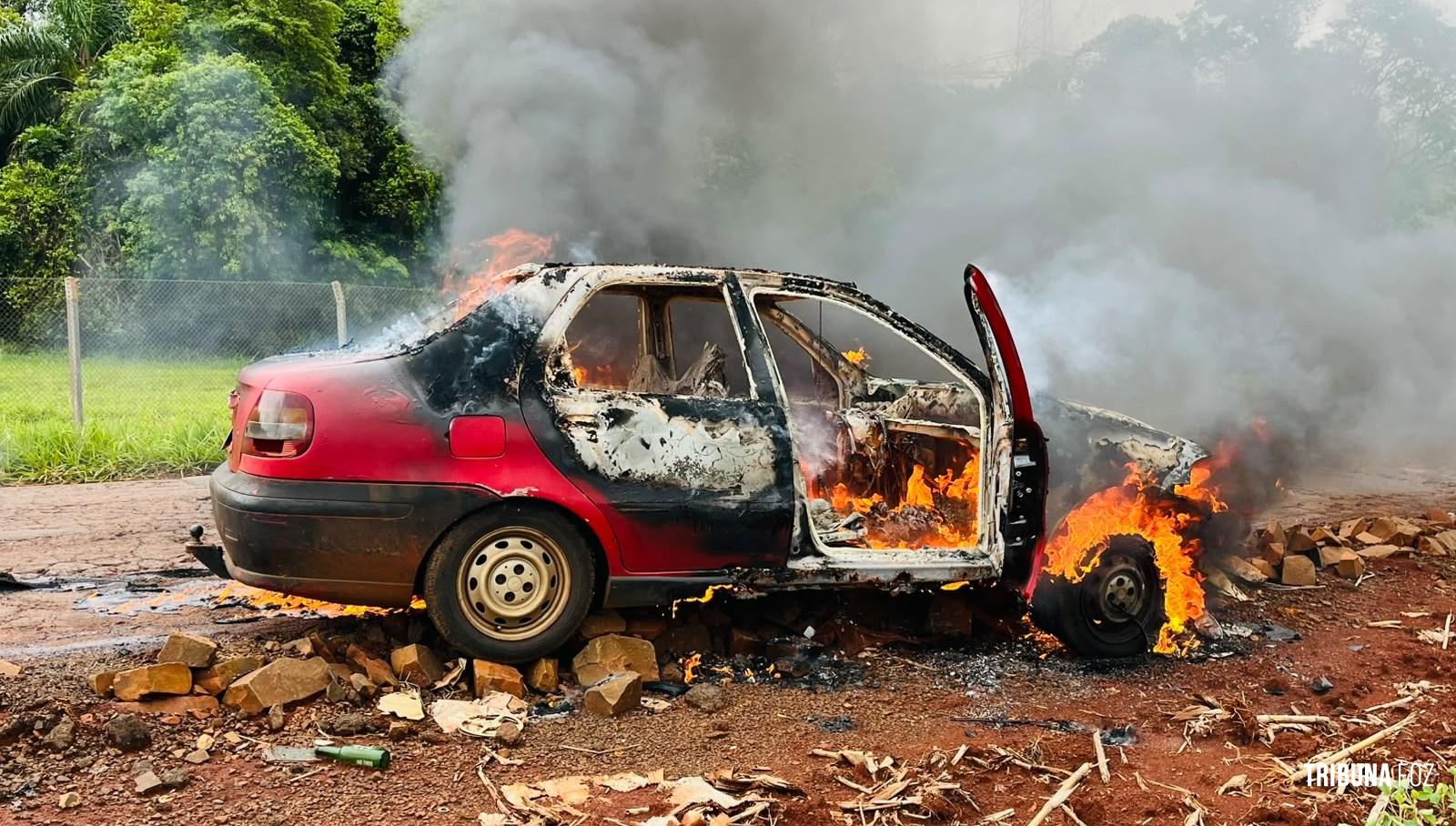 Carro pega fogo e fica completamente destruído no bairro Três Lagoas