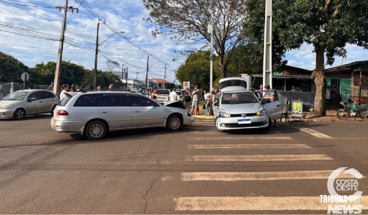 Colisão entre dois carros deixa três pessoas feridas no centro de São Miguel do Iguaçu