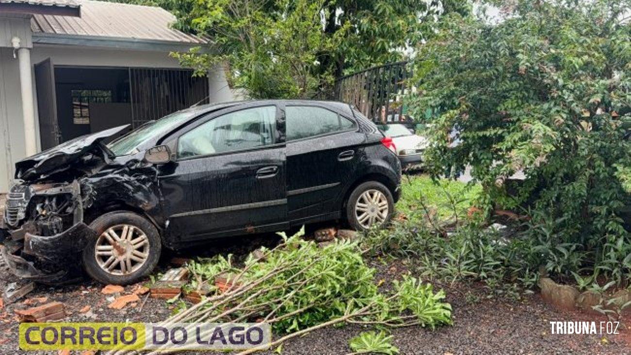 Colisão entre dois veículos termina com um invadindo muro de residência no centro de Santa Helena