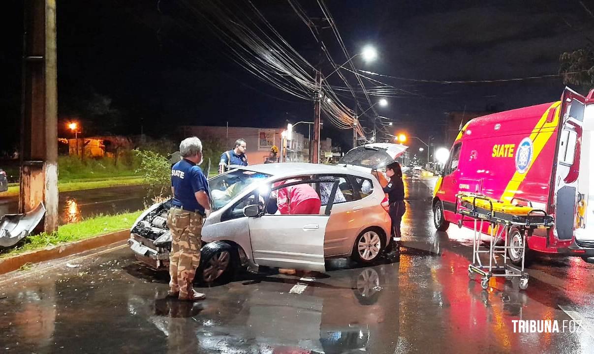 Condutora é socorrida pelo Siate após colidir o veículo que conduzia contra um poste na Av. Felipe Wandscheer