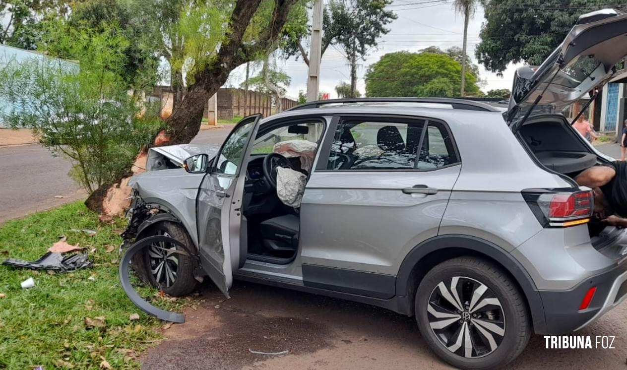 Condutora fica ferida após colidir veículo contra uma arvore na Av. Javier Koelbel