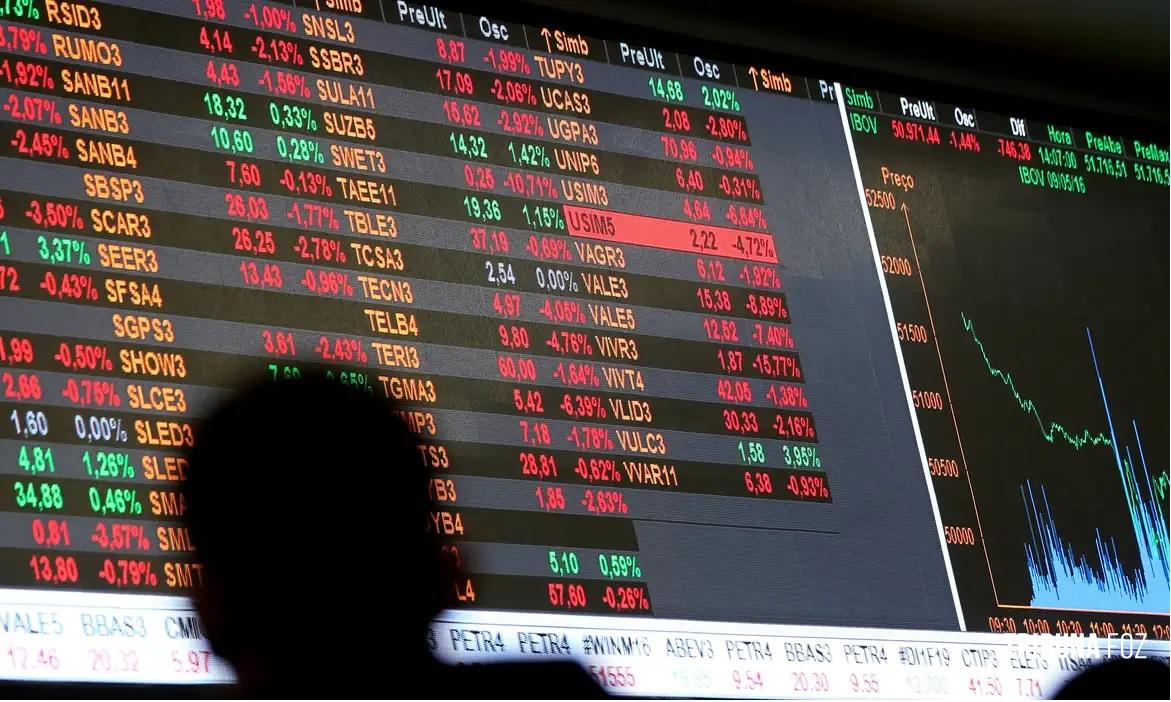 Dólar cai a R$ 5, e bolsa sobe quase 8% após primeiro turno