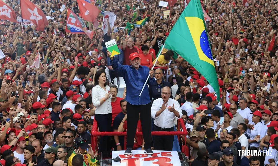 Em virada histórica, Lula derrota Flávio Bolsonaro e chega ao quarto mandato como presidente