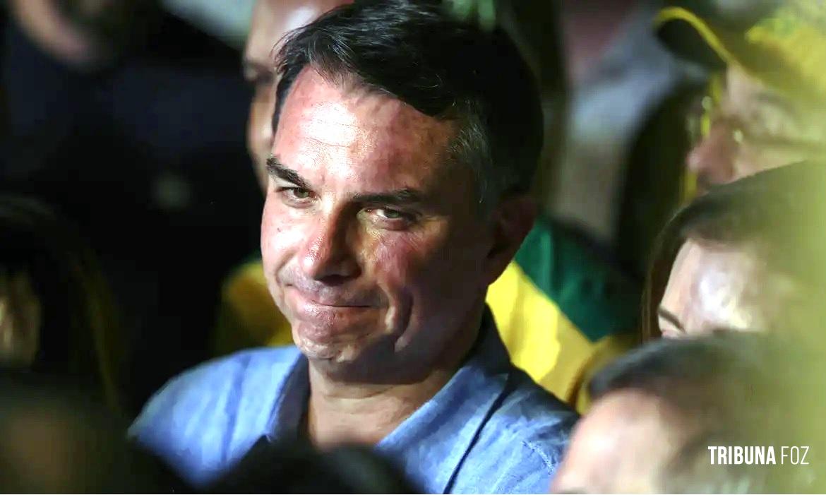 Fuga e carta golpista ampliam isolamento de Flávio Bolsonaro