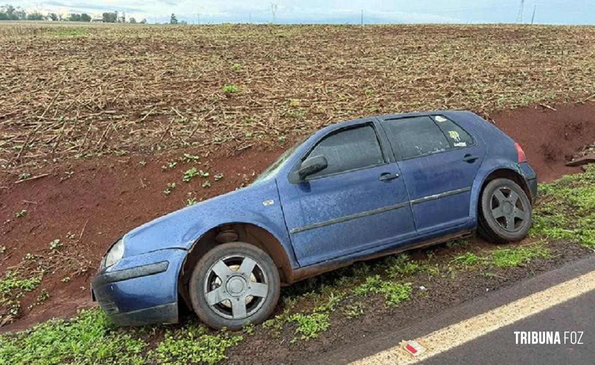 Golf sai da pista e cai em valeta próximo à ponte do Rio Guaçu, na PR-491 entre Nova Santa Rosa e Marechal Cândido Rondon