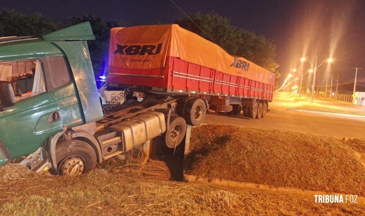 Motorista dorme ao volante e caminhão cai em bueiro em frente à Ponte da Integração em Presidente Franco no Paraguai