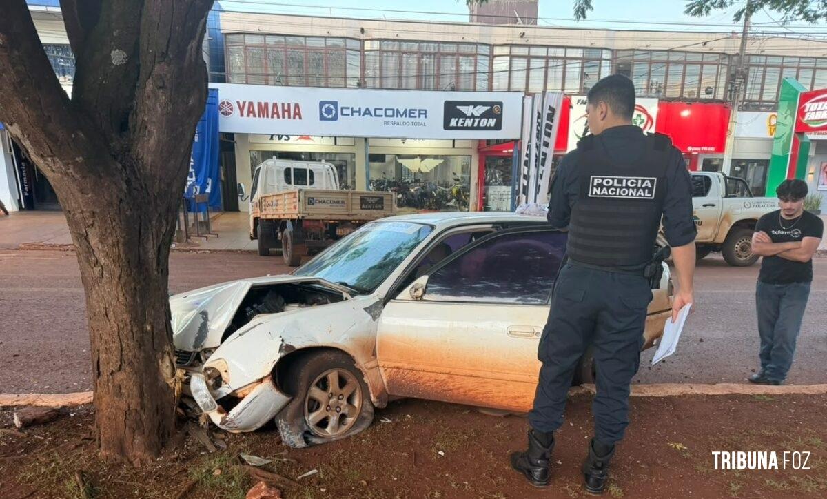 Motorista fica ferido após bater em árvore no Paraguai