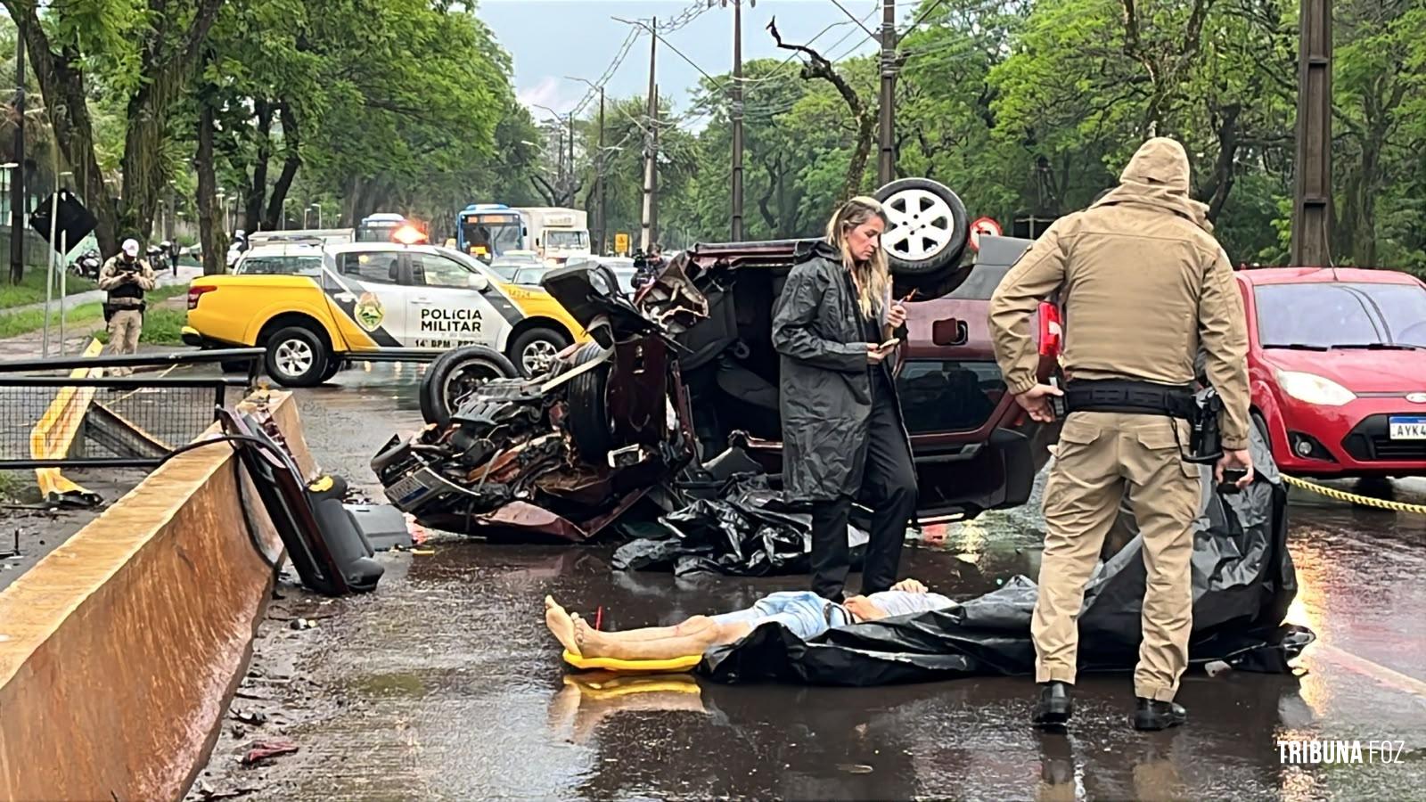 Passageiro morre e motorista fica ferido após grave acidente contra proteção de ponte na Av. Tancredo Neves, em Foz do Iguaçu