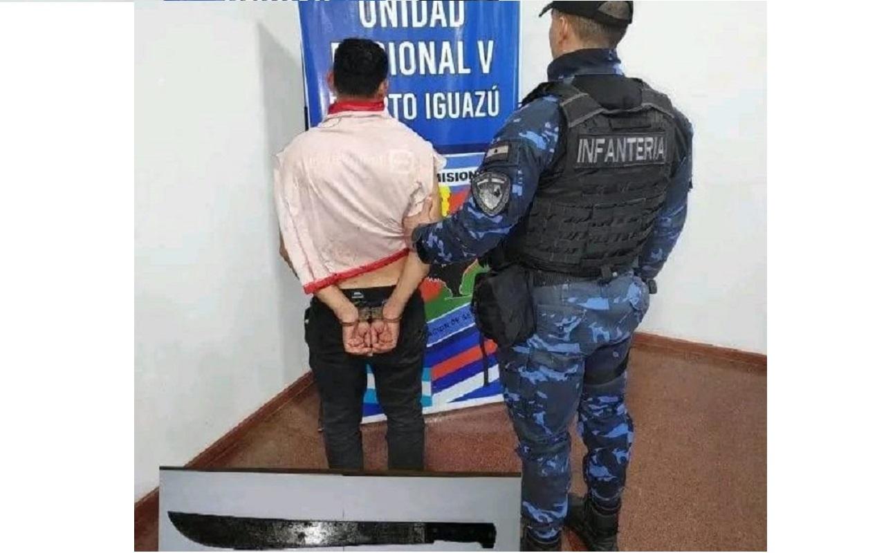 Perturbava a ordem pública e foi preso com um facão em Puerto Iguazú na Argentina