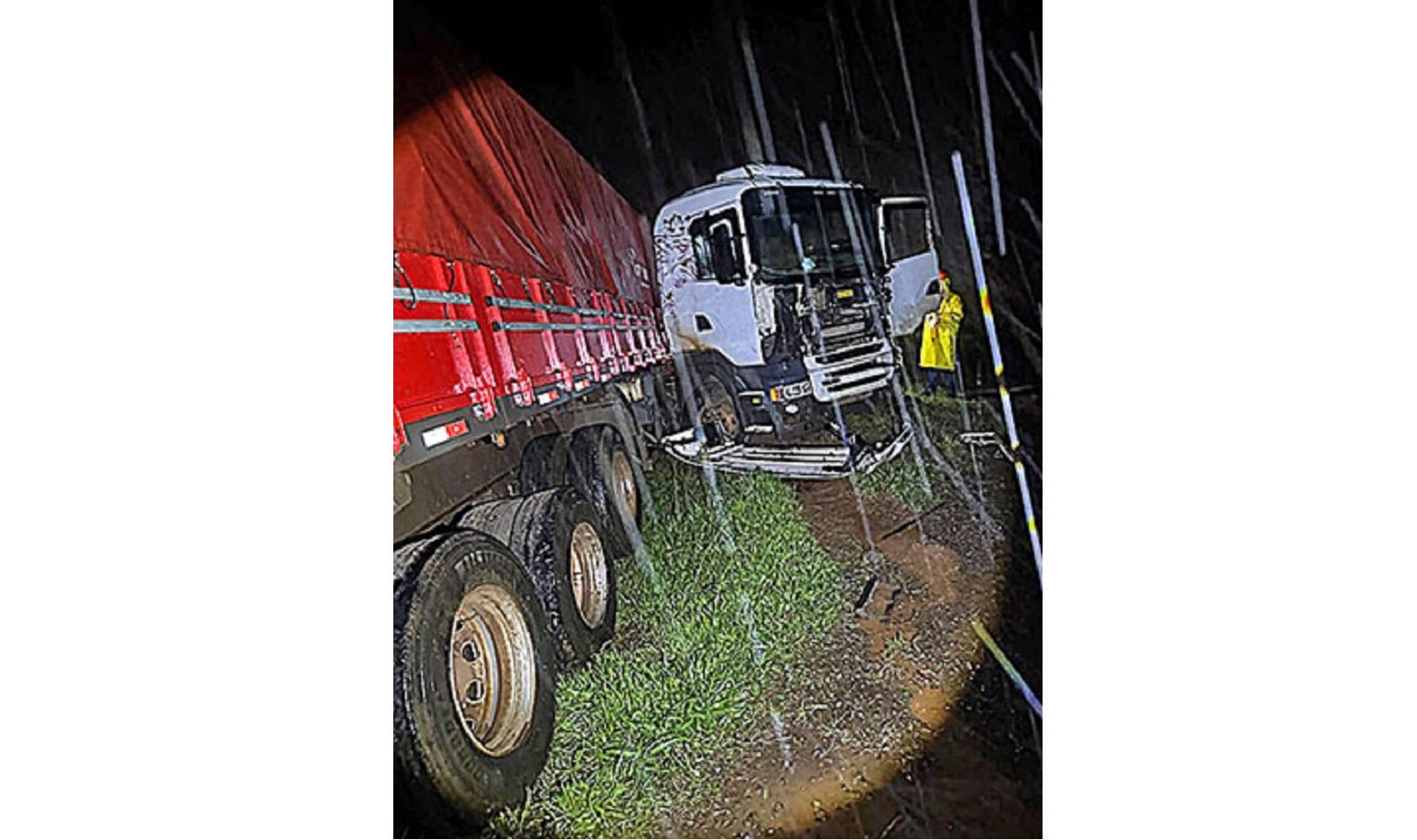 Pista molhada causa derrapagem de caminhão Scania em Yguazú no Paraguai
