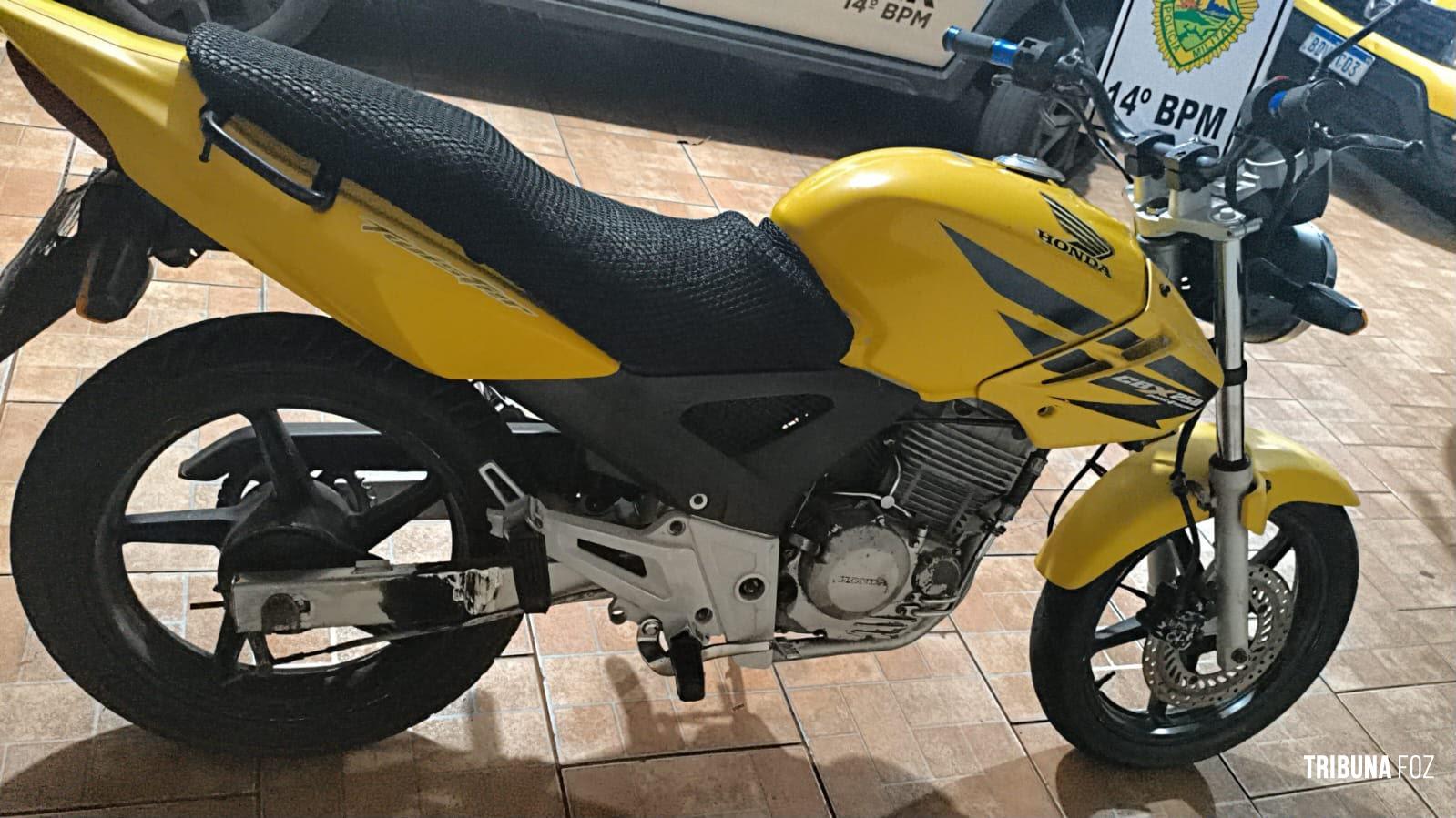 PM recolhe motocicleta com irregularidades de trânsito no centro de Santa Terezinha de Itaipu