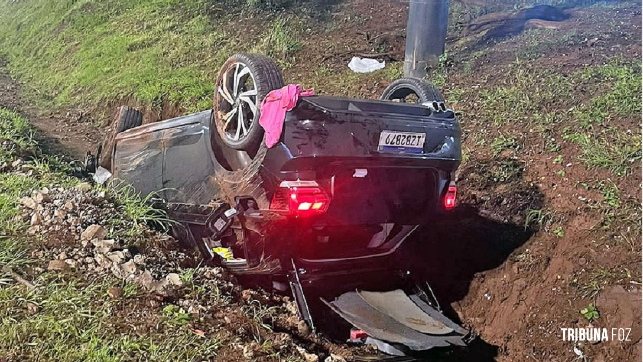 Veículo de placas brasileiras capota e é apreendido pela Polícia após a descoberta de uma garrafa de uísque quebrada em Ciudad Del Este